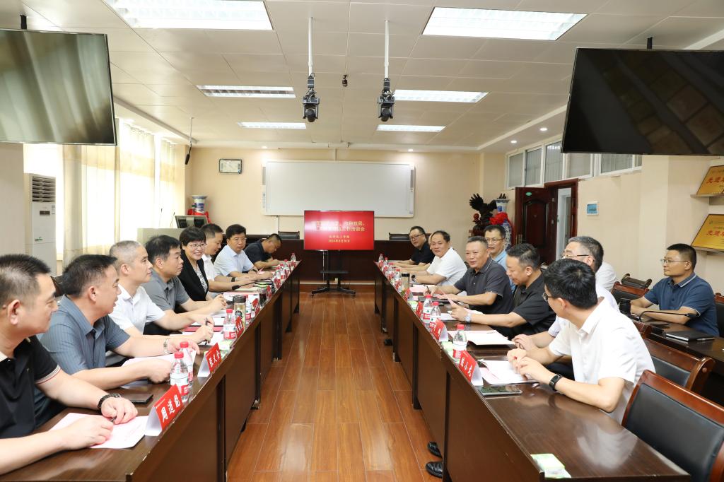 信陽市上天梯非金屬礦管理區(qū)領(lǐng)導(dǎo)一行來我校考察交流